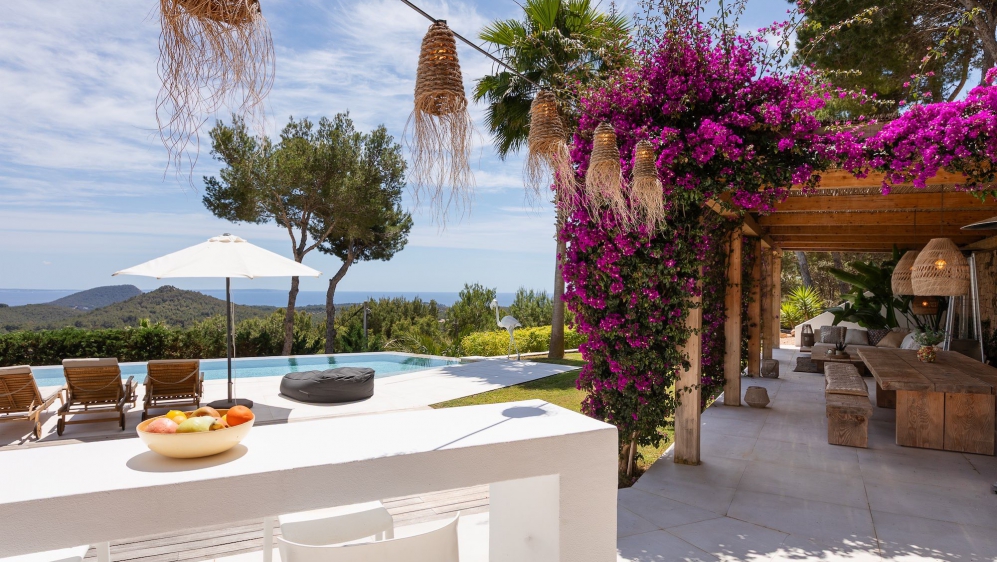 Spectaculaire moderne Ibiza stijl villa in Es Cubells – nu tegen een zeer aantrekkelijke prijs!