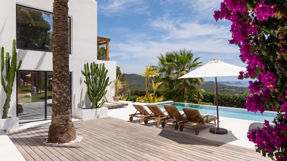 Spectaculaire moderne Ibiza stijl villa in Es Cubells – nu tegen een zeer aantrekkelijke prijs!