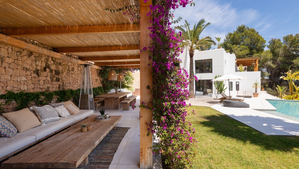 Spectaculaire moderne Ibiza stijl villa in Es Cubells – nu tegen een zeer aantrekkelijke prijs!