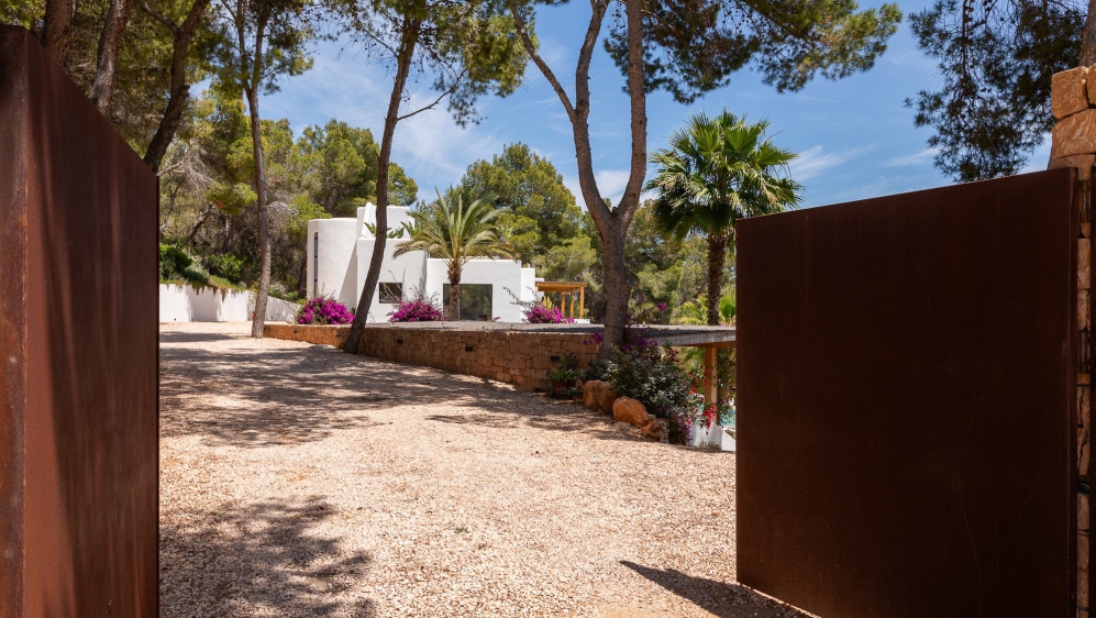 Spectaculaire moderne Ibiza stijl villa in Es Cubells – nu tegen een zeer aantrekkelijke prijs!