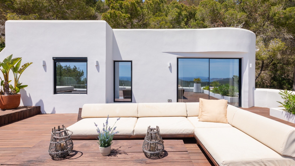 Spectaculaire moderne Ibiza stijl villa in Es Cubells – nu tegen een zeer aantrekkelijke prijs!