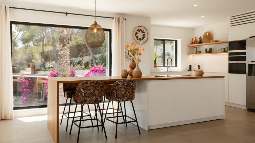Spectaculaire moderne Ibiza stijl villa in Es Cubells – nu tegen een zeer aantrekkelijke prijs!