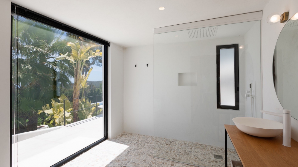 Spectaculaire moderne Ibiza stijl villa in Es Cubells – nu tegen een zeer aantrekkelijke prijs!