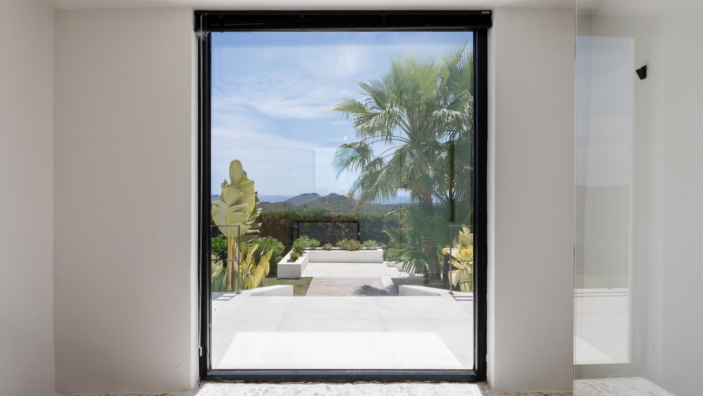 Spectaculaire moderne Ibiza stijl villa in Es Cubells – nu tegen een zeer aantrekkelijke prijs!