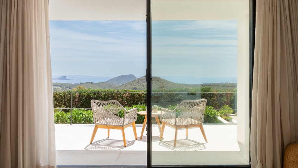 Spectaculaire moderne Ibiza stijl villa in Es Cubells – nu tegen een zeer aantrekkelijke prijs!
