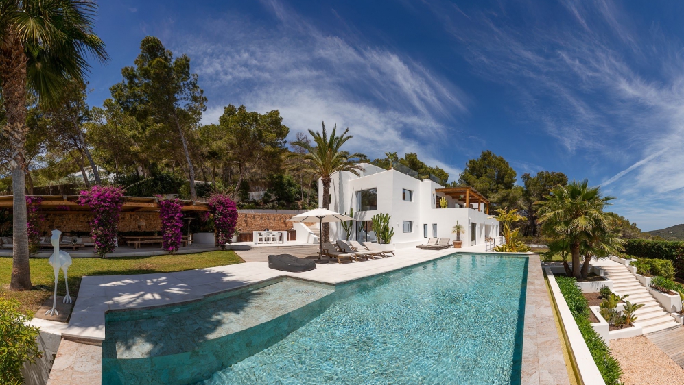 Spectaculaire moderne Ibiza stijl villa in Es Cubells – nu tegen een zeer aantrekkelijke prijs!