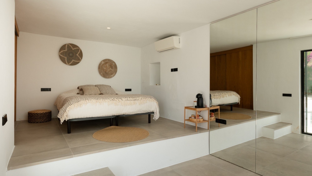 Spectaculaire moderne Ibiza stijl villa in Es Cubells – nu tegen een zeer aantrekkelijke prijs!