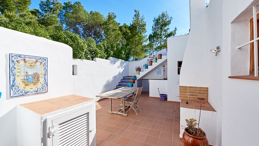 Authentieke Ibiza villa met schitterend zeezicht en zeer veel potentieel!