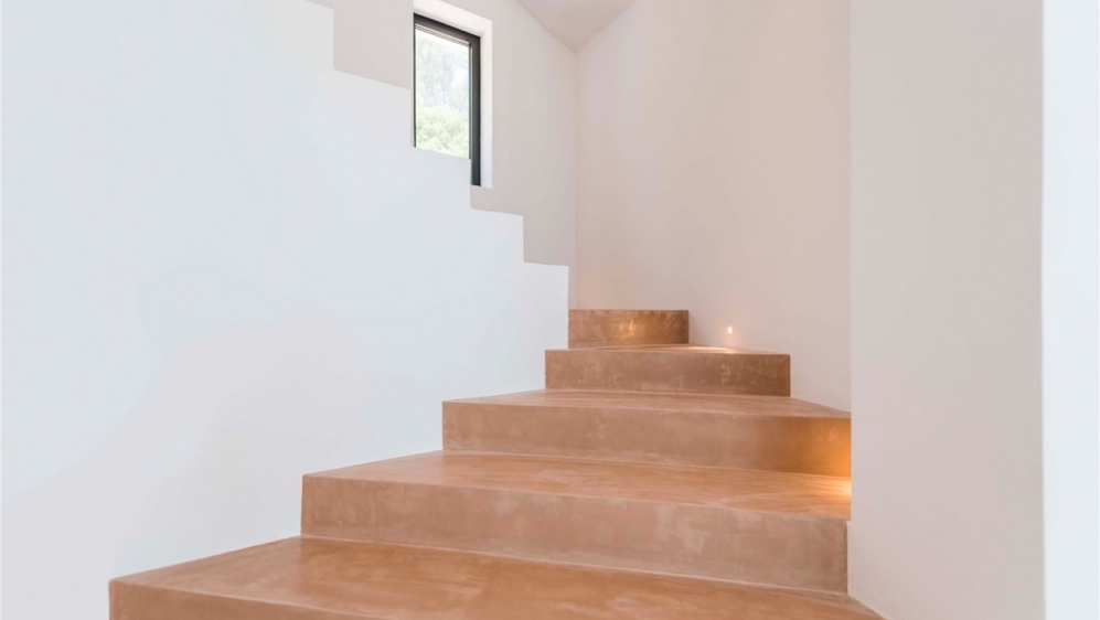 Schitterende nieuw gebouwde Ibiza stijl villa met veel grond en zeezicht