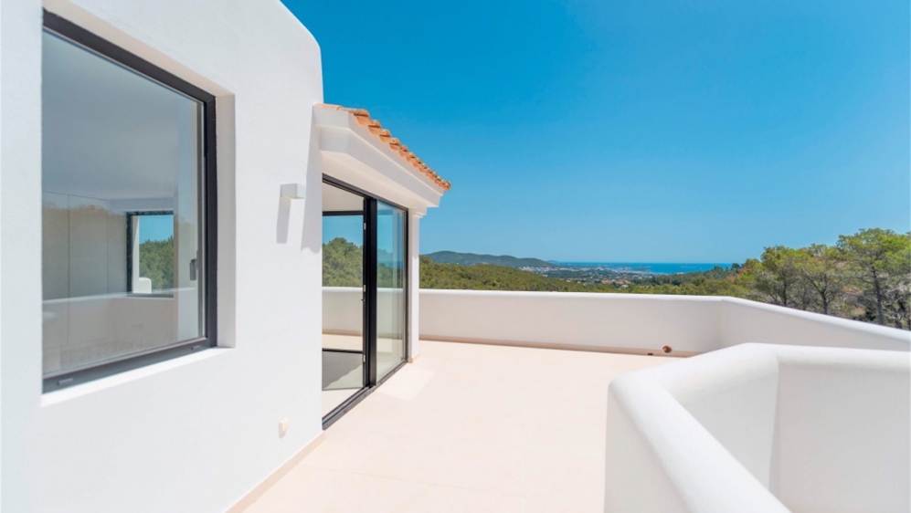Schitterende nieuw gebouwde Ibiza stijl villa met veel grond en zeezicht