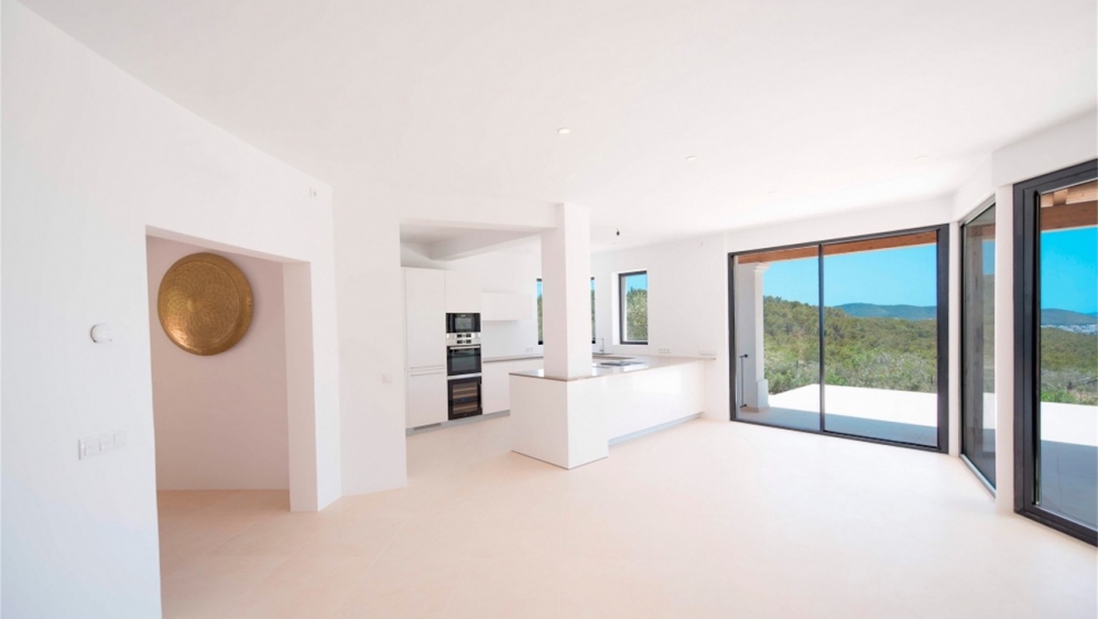 Schitterende nieuw gebouwde Ibiza stijl villa met veel grond en zeezicht