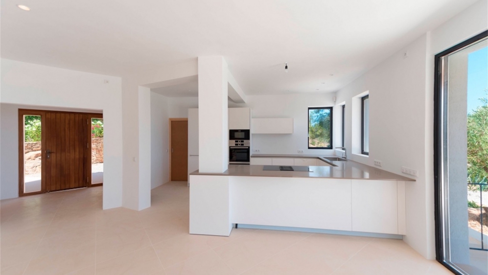 Schitterende nieuw gebouwde Ibiza stijl villa met veel grond en zeezicht