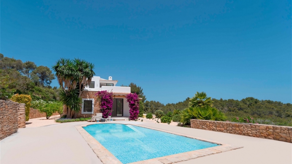 Schitterende nieuw gebouwde Ibiza stijl villa met veel grond en zeezicht
