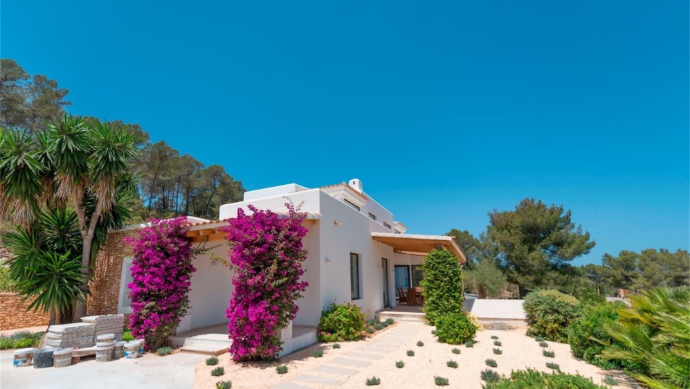 Schitterende nieuw gebouwde Ibiza stijl villa met veel grond en zeezicht