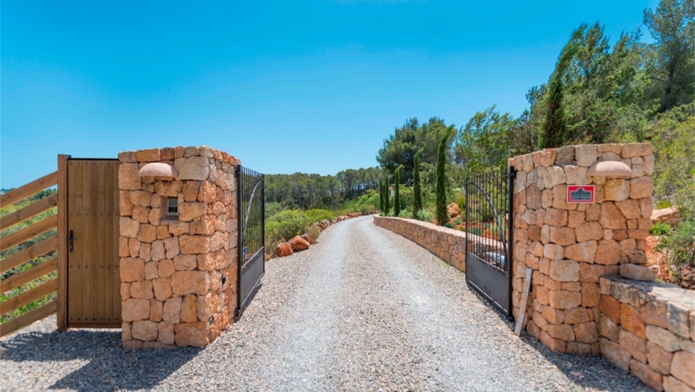 Schitterende nieuw gebouwde Ibiza stijl villa met veel grond en zeezicht