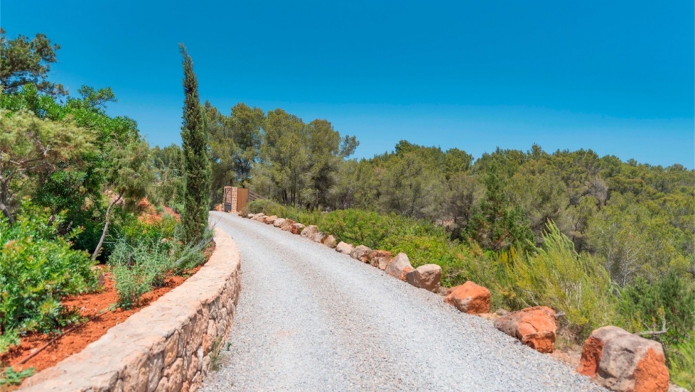 Schitterende nieuw gebouwde Ibiza stijl villa met veel grond en zeezicht