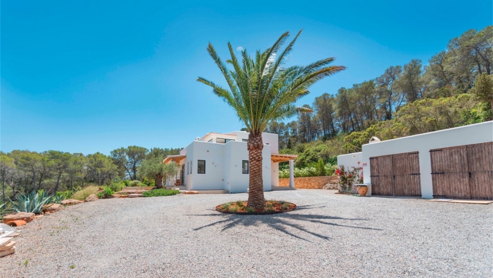 Schitterende nieuw gebouwde Ibiza stijl villa met veel grond en zeezicht
