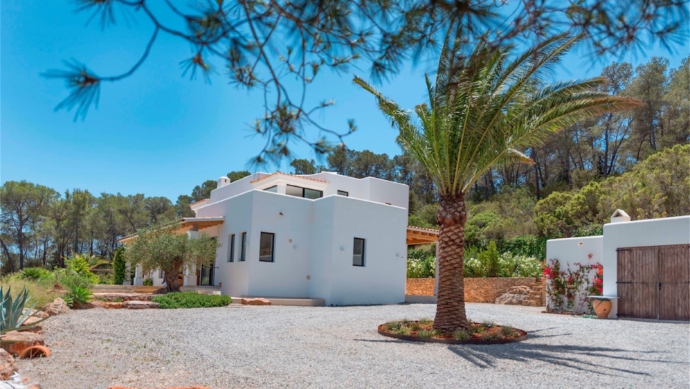Schitterende nieuw gebouwde Ibiza stijl villa met veel grond en zeezicht