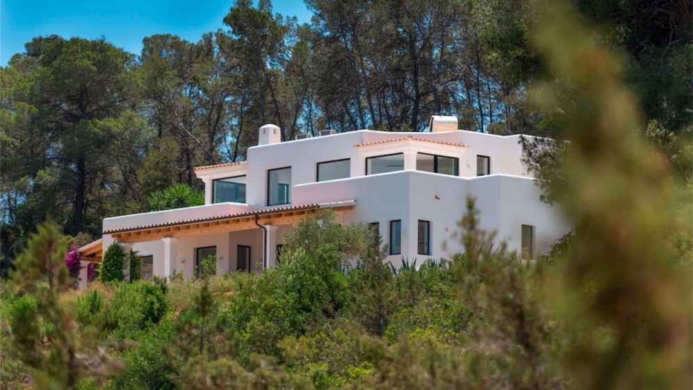 Schitterende nieuw gebouwde Ibiza stijl villa met veel grond en zeezicht