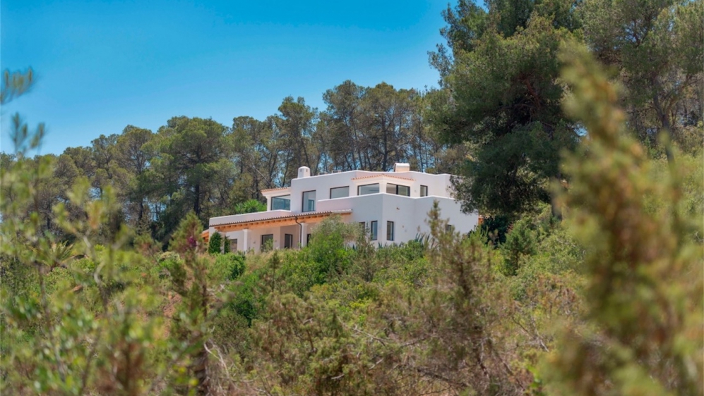 Schitterende nieuw gebouwde Ibiza stijl villa met veel grond en zeezicht