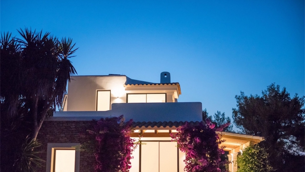 Schitterende nieuw gebouwde Ibiza stijl villa met veel grond en zeezicht