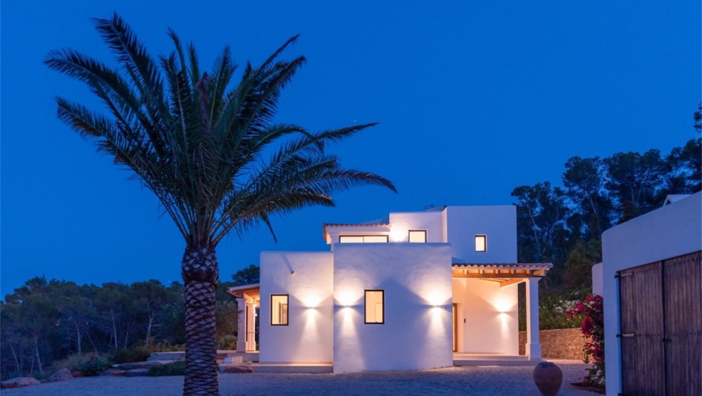Schitterende nieuw gebouwde Ibiza stijl villa met veel grond en zeezicht