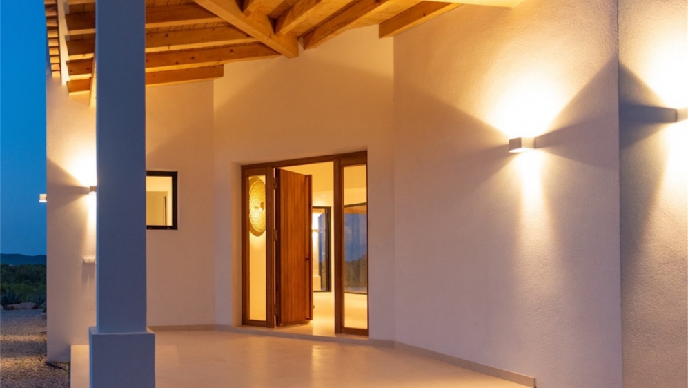 Schitterende nieuw gebouwde Ibiza stijl villa met veel grond en zeezicht