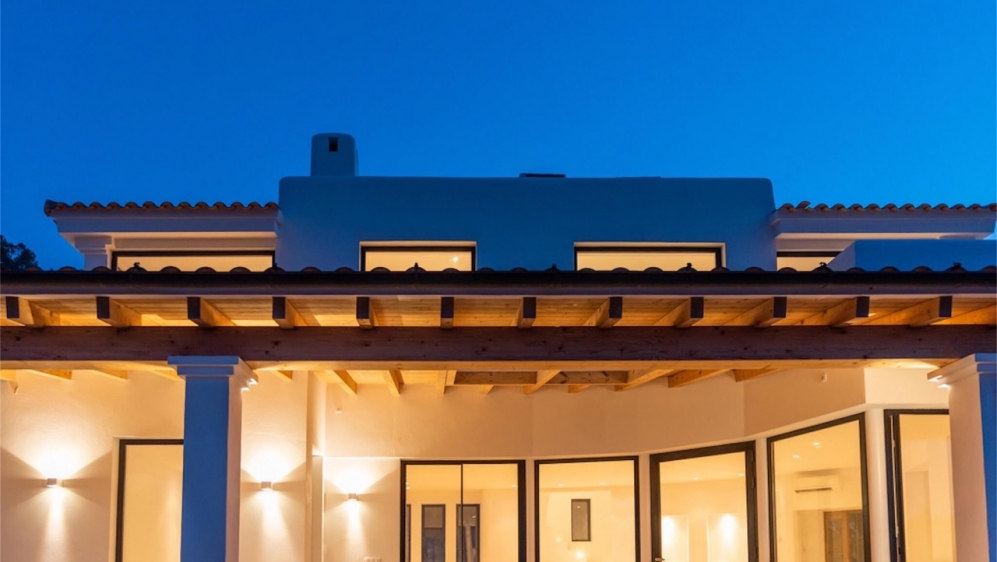 Schitterende nieuw gebouwde Ibiza stijl villa met veel grond en zeezicht
