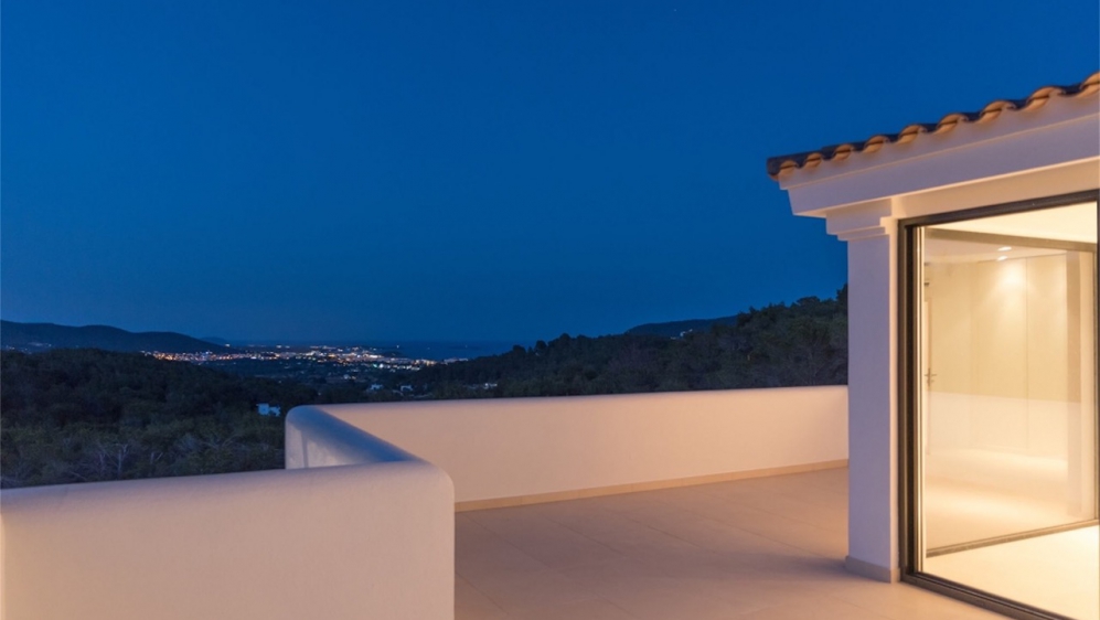 Schitterende nieuw gebouwde Ibiza stijl villa met veel grond en zeezicht