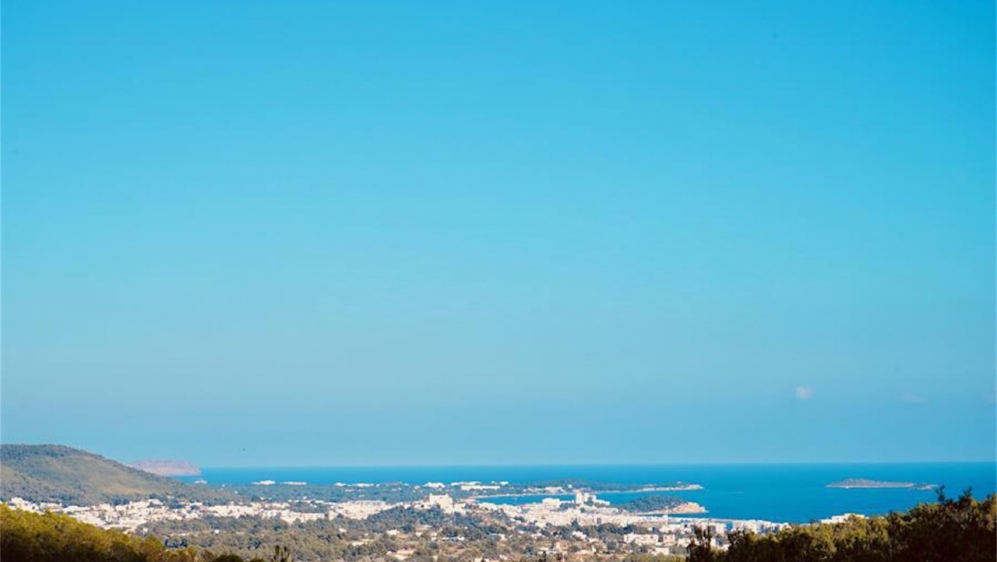 Schitterende nieuw gebouwde Ibiza stijl villa met veel grond en zeezicht