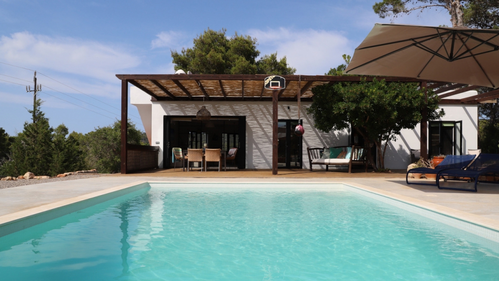 Super leuke volledig gerenoveerde Ibiza villa dichtbij het strand van Cala Vadella