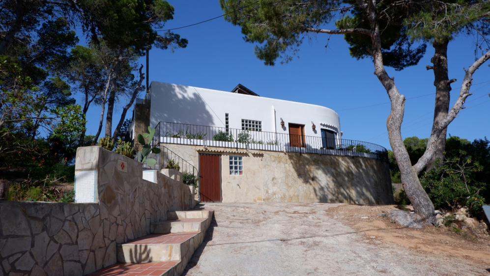Super leuke volledig gerenoveerde Ibiza villa dichtbij het strand van Cala Vadella