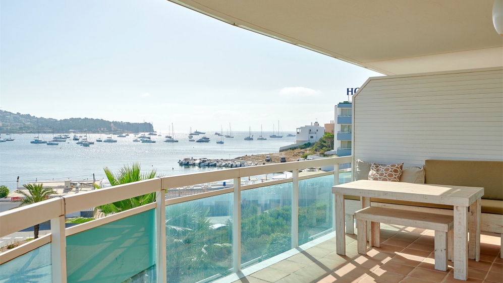 Stunning frontline 3 bed apartment offering amazing views of Talamanca Bay