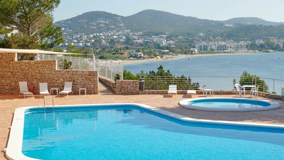 Stunning frontline 3 bed apartment offering amazing views of Talamanca Bay