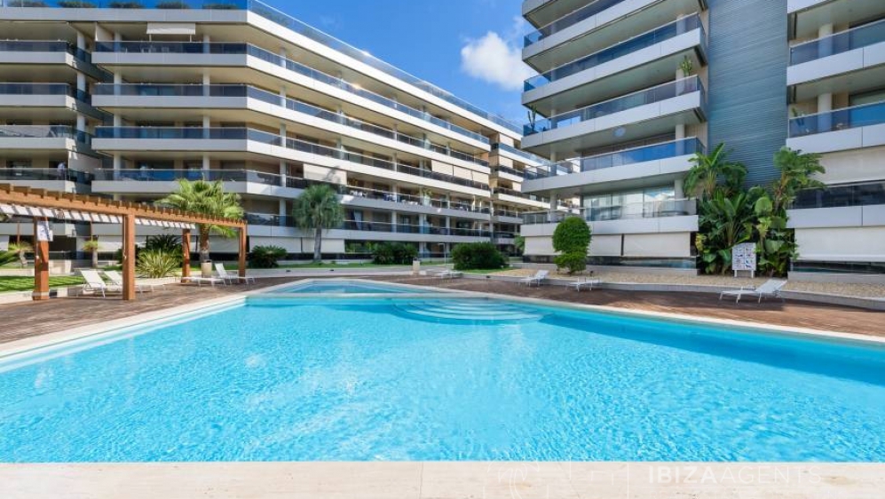 Luxurious and fully renovated 3 bed apartment in Marina Botafoch