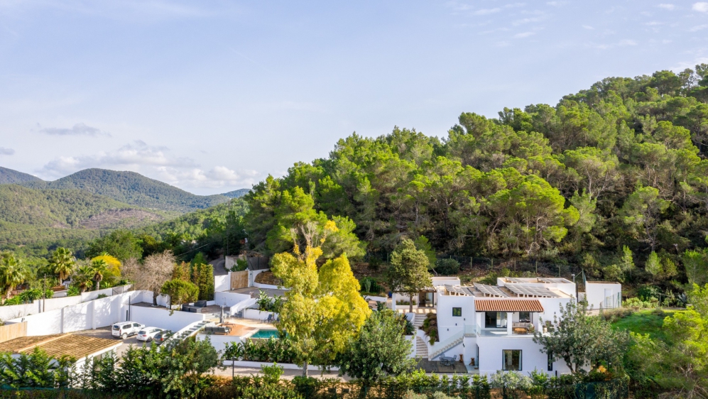 Fully renovated spacious Ibiza villa with separate guest house in Es Cubells