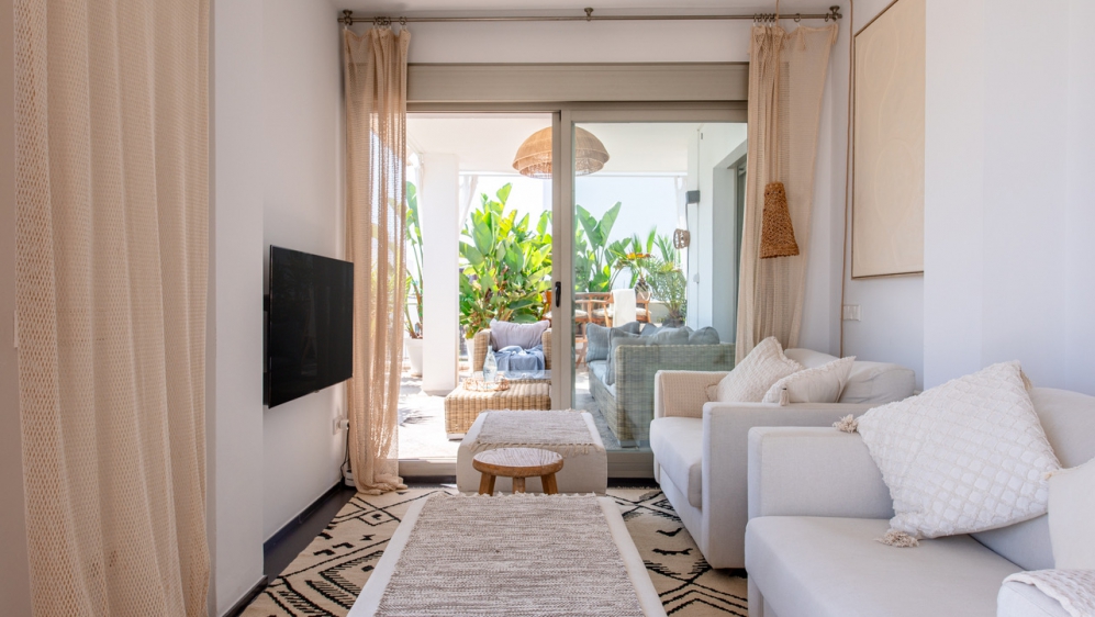 Stijlvol appartement met zeer groot terras en zeeicht in het hart van Talamanca