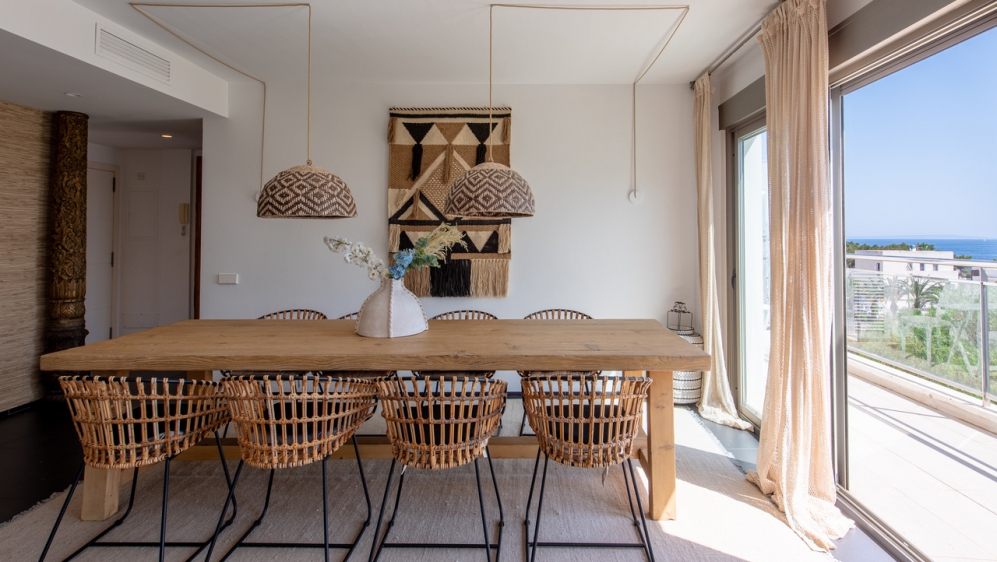 Stijlvol appartement met zeer groot terras en zeeicht in het hart van Talamanca