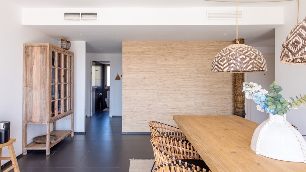 Stijlvol appartement met zeer groot terras en zeeicht in het hart van Talamanca