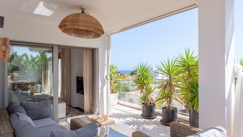Stijlvol appartement met zeer groot terras en zeeicht in het hart van Talamanca