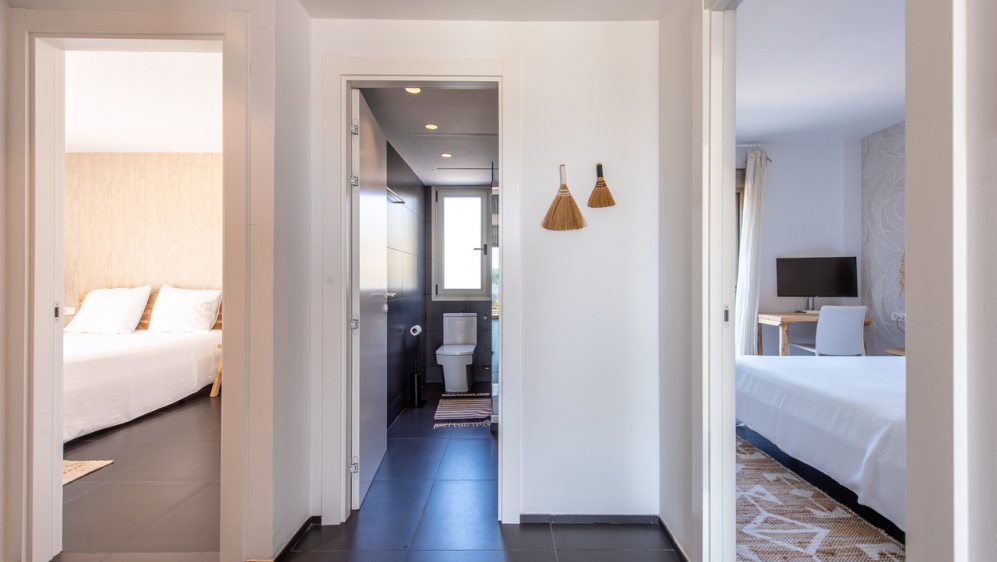 Stijlvol appartement met zeer groot terras en zeeicht in het hart van Talamanca