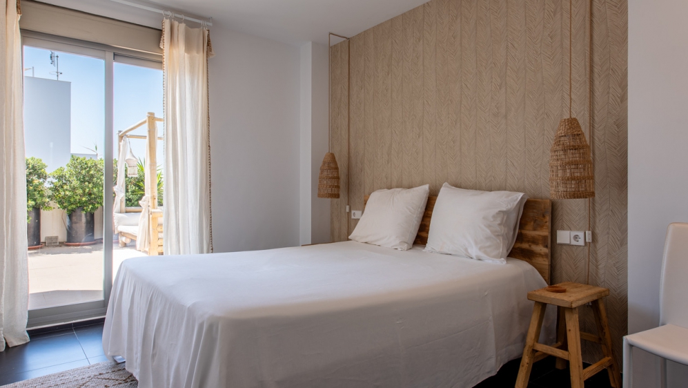 Stijlvol appartement met zeer groot terras en zeeicht in het hart van Talamanca