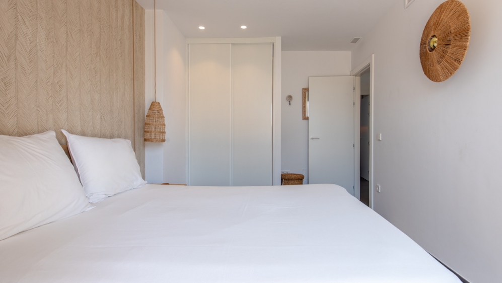 Stijlvol appartement met zeer groot terras en zeeicht in het hart van Talamanca