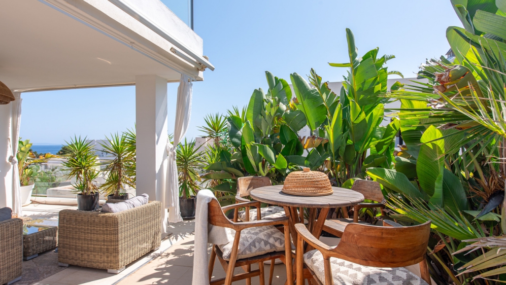 Stijlvol appartement met zeer groot terras en zeeicht in het hart van Talamanca