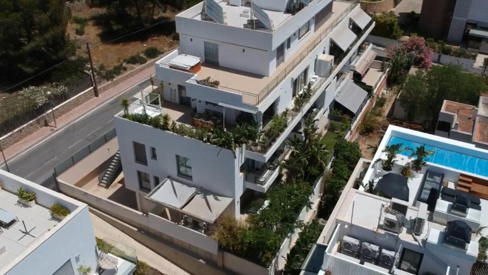 Stijlvol appartement met zeer groot terras en zeeicht in het hart van Talamanca