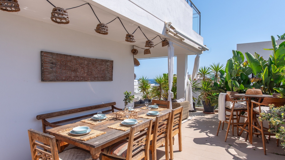Stijlvol appartement met zeer groot terras en zeeicht in het hart van Talamanca