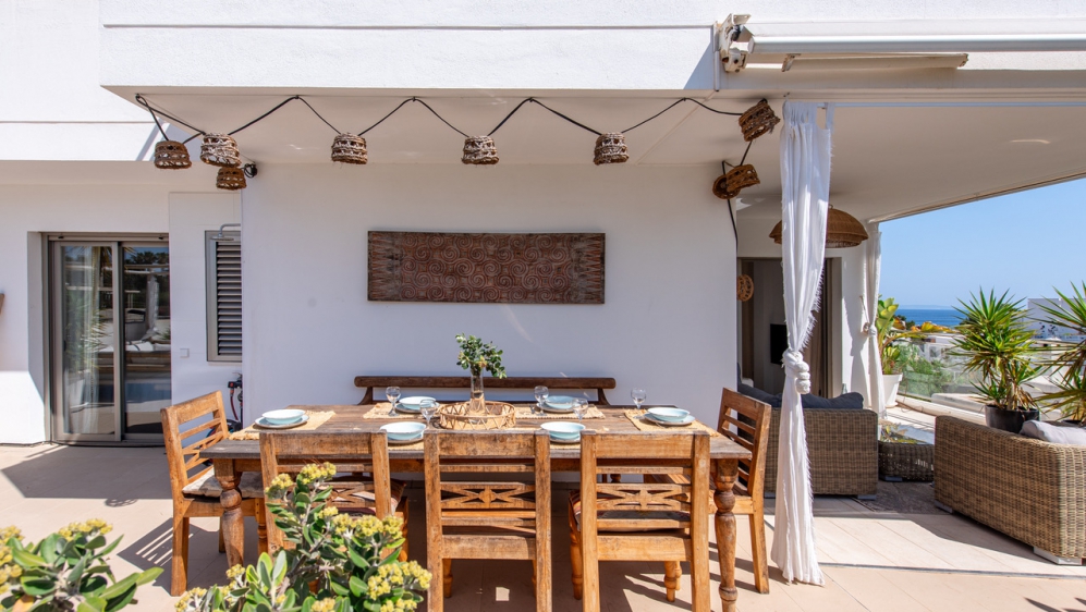 Stijlvol appartement met zeer groot terras en zeeicht in het hart van Talamanca
