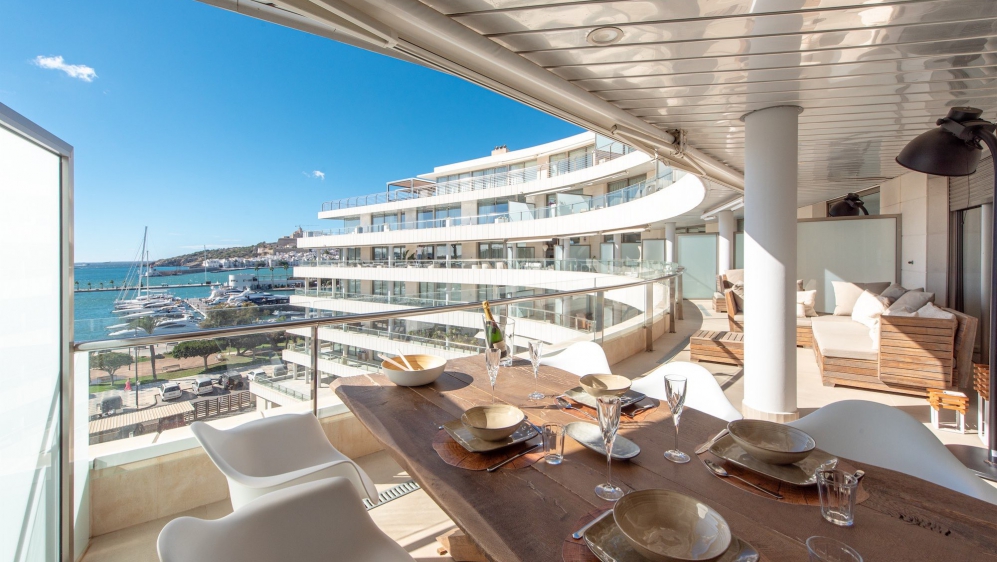 Superb luxurious 5 bed apartment in best building frontline Marina Botafoch 