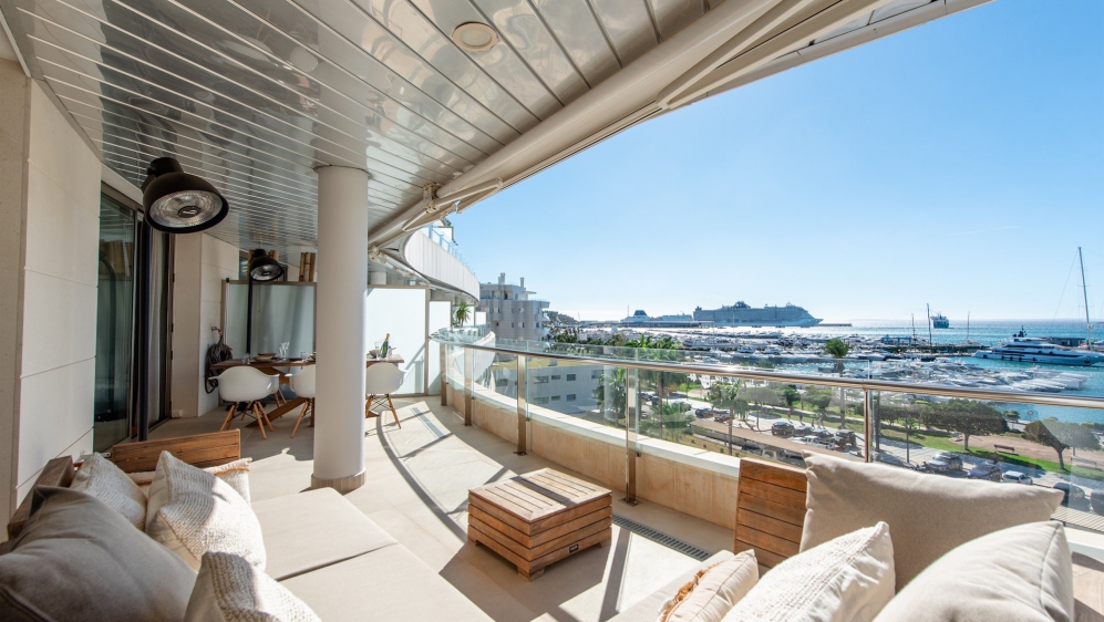 Superb luxurious 5 bed apartment in best building frontline Marina Botafoch 