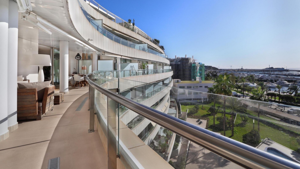 Superb luxurious apartment in best building of Marina Botafoch with mooring in front of the door